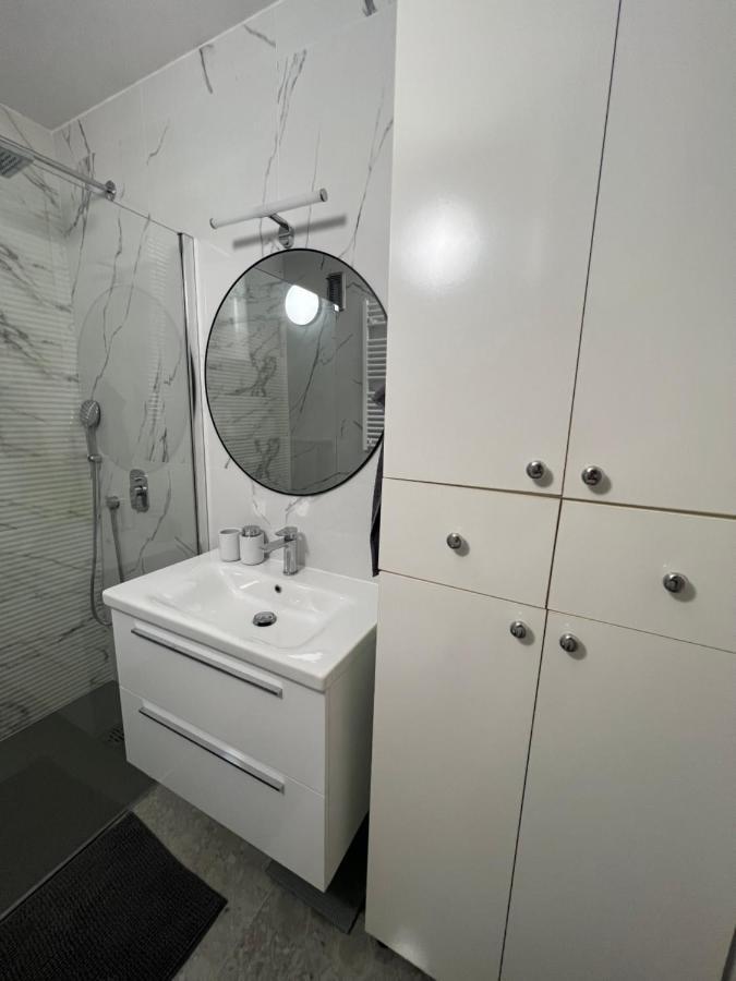 City Center Apartment Twiggy Макарська Екстер'єр фото